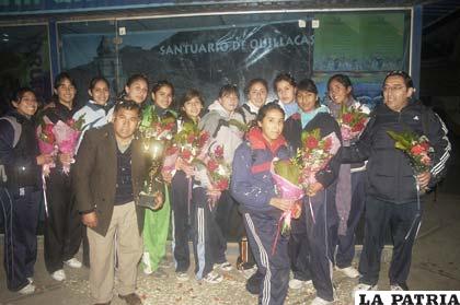 La selección orureña de voleibol juvenil llega a Oruro con la satisfacción del deber cumplido. Son bicampeonas de los Juegos de la Juventud Trasandina –Argentina 2010
