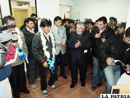 El presidente Evo Morales, en la entrega del edificio a la Asociación de Fútbol Oruro, representada por el Prof. Juan Medina Sánchez