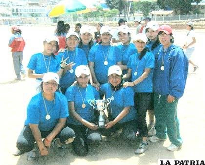 Selección femenina de softbol de Oruro, que por décima vez logró el título de campeón