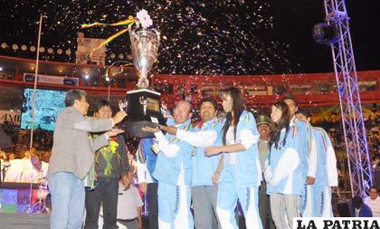 Los representantes de Cochabamba, reciben el trofeo de campeón de los Primeros Juegos Estudiantiles Plurinacionales