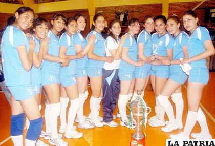 Las campeonas nacionales de voleibol juvenil posan para LA PATRIA. Este ramillete de voleibolistas es el orgullo de Oruro