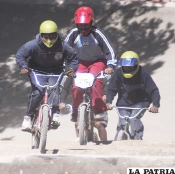Bicicrocistas de la categoría 12 años en acción