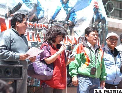 Autoridades del municipio junto a dirigentes de la Federación Boliviana de Ciclismo en el acto inaugural de la Vuelta al Lago Uru Uru