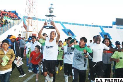 Futbolistas de 31-Huanuni, celebran el título de campeón