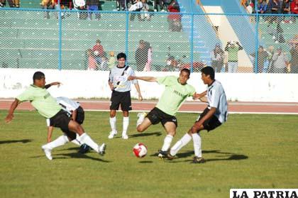 Una acción del partido final que jugó Oruro Royal con 31-Huanuni