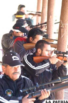 Competidores en el torneo nacional de tiro sobre siluetas metálicas