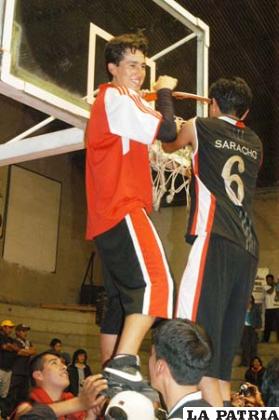 Mauricio Fernández, de Saracho, se lleva la red del aro, tras haber logrado el titulo del 2009, ahora siguen en la misma senda para el cetro del 2010