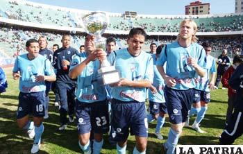 La hinchada de Bolívar, quiere volver a observar a su club campeón del fútbol boliviano. La fotografía corresponde al torneo del año 2009.