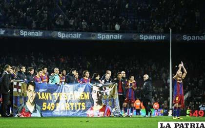 Xavi Hernández cumplió su partido número 549 como futbolista del FC Barcelona y fue homenajeado en el estadio Camp Nou.