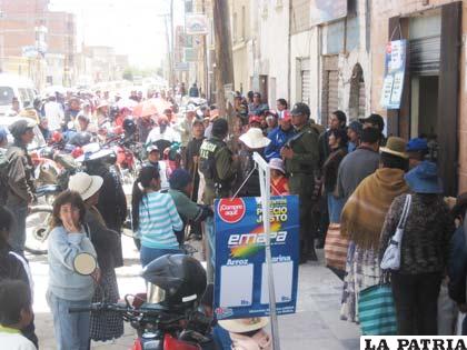 Ciudadanía espera distribución en las puertas de Emapa