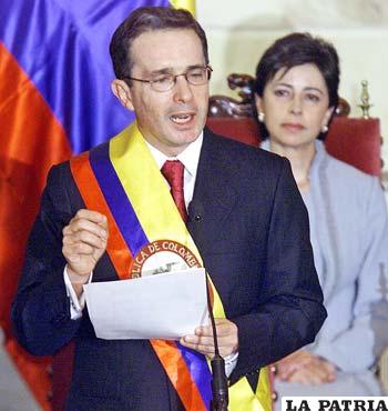 El ex presidente colombiano Álvaro Uribe, citado a dar testimonio en un caso contra la multinacional