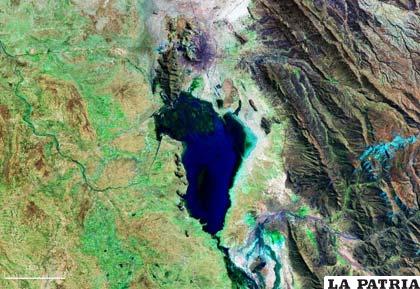 Vista satelital del Lago Uru Uru, que confronta problemas por disminución en el caudal de líquido que nutre su existencia 