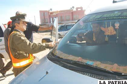 Cnl. Guido Espinoza, Director de Tránsito, controla personalmente uso del SOAT