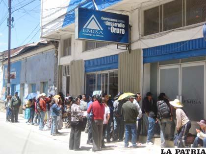 Largas filas para comprar cemento
