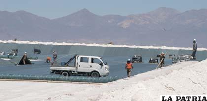 Impresionante vista del salar boliviano, donde se guarda alrededor de la mitad de las reservas mundiales de litio.