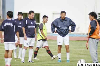 El entrenador Andrada dialoga con los jugadores del plantel principal de San José