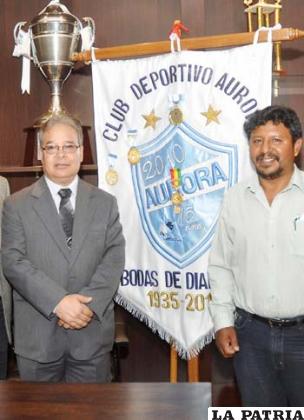 El presidente del club Aurora, Rudy Acevedo, recibe la condecoración Bandera de Oro de la Asamblea Plurinacional de Bolivia. 