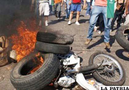 Equipos quemados de la Policía en localidad de “Minero” de Santa Cruz