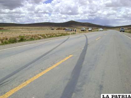 La huella del freno que dejó la llanta del “Surubí” en el camino asfaltado para luego salir de la carretera.