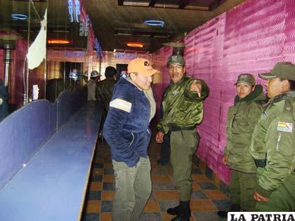 Efectivos policiales en la inspección sorpresa que se realizó en uno de los lenocinios de la zona Norte