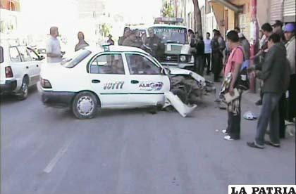 Taxi que se estrelló contra un poste