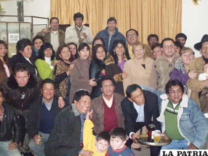Socios del Club José María Linares, en la reunión social, en oportunidad de su aniversario.