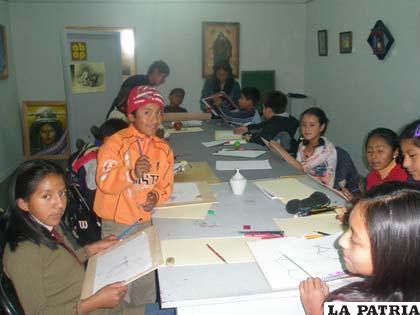 Niños entusiastas asisten a cursos vacacionales en el salón Valerio Calles