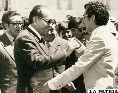 Saludando con el ex presidente Hernán Siles Zuazo