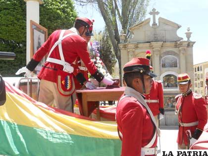 Colorados de Bolivia custodian con unción los despojos del ilustre militar orureño
