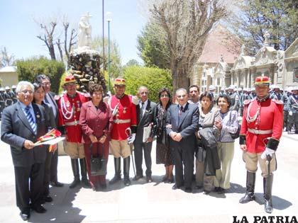 Autoridades militares y descendientes del coronel Murguía Anze, presentes en la ceremonia de homenaje en el panteón de notables.