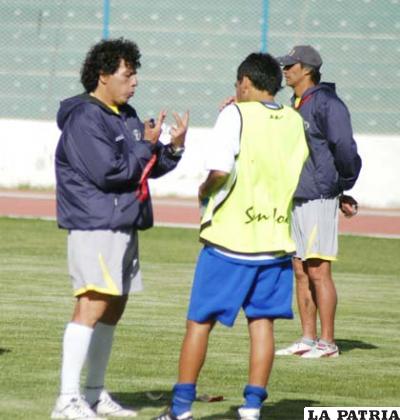 El entrenador Víctor Hugo Andrada dialoga con el volante Alejandro Bejarano.