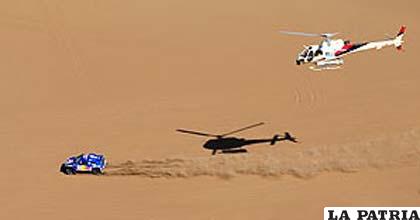 La máquina de Carlos Sainz recorre el desierto chileno secundado por el helicóptero