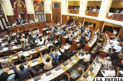 Opositores reclaman porque en la Asamblea Plurinacional, sólo cuenta la voz del oficialismo debido a su mayoría en la cantidad de asambleistas