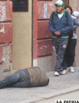 Deprimente espectáculo en la vía pública. La policía no pudo evitarlo