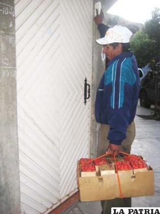 Humilde vendedor, diariamente recorre por toda la ciudad vendiendo frutillas