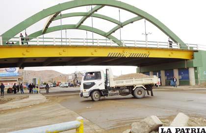 Algunos conductores deben realizar una serie de maniobras para subir a las ramplas en el distribuidor