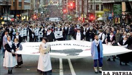 Bajo el lema “Presos vascos a Euskal Herria con todos los derechos, demos el paso”, se realizó una marcha convocada por agrupaciones vascas