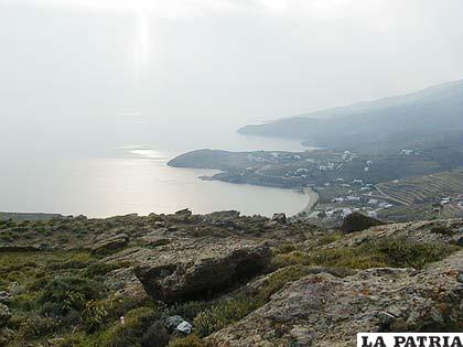 Isla de Tinos, la mayor del archipiélago de las Cícladas, en centro del mar Egeo