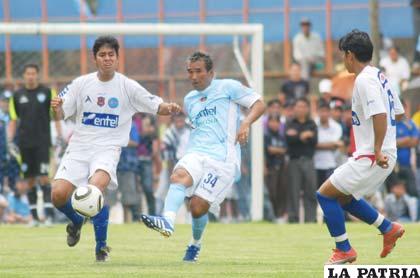 Jaime Robles de Aurora controla el balón durante el partido amistoso que jugó ayer con La Paz Fútbol Club.