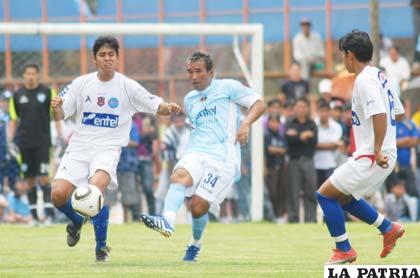 Integrantes de Aurora prometieron comenzar con un triunfo. La foto corresponde al cotejo amistoso entre Aurora y La Paz FC.