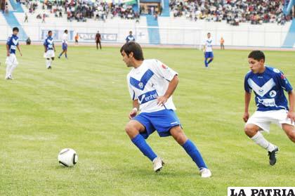 Carlos Vieira domina el esférico ante la mirada de Mario Parrado.