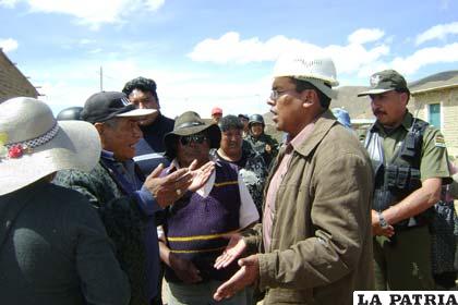 Discusión entre el dirigente de la Junta de Vecinal Pampalamasi, Ignacio Ajhuacho Mamani y el director de Ordenamiento Territorial Grover Muñoz.