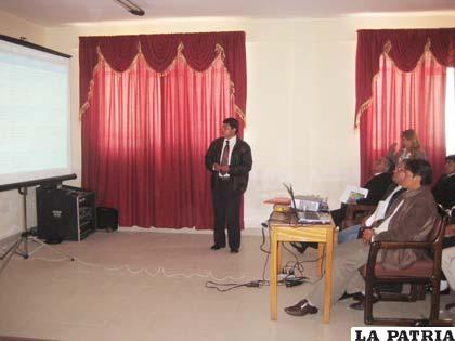 Personal del Sedes durante la evaluación de la gestión 2010