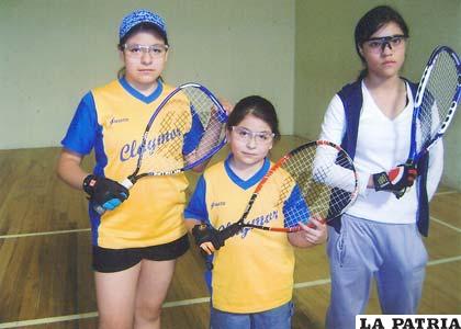 Alejandra Mardesich, Mikaela Mardesich y Noelia Garfias, compiten en el torneo oficial de raquetbol