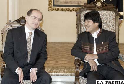 Embajador de Brasil en Bolivia, Marcell Fortuna Biato a la izquierda, anuncia presencia de bandas organizadas de criminales en Bolivia