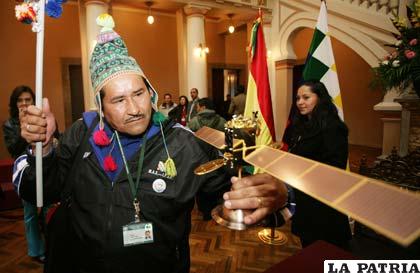 Bolivia se endeudará una millonaria cifra para la compra del satélite Túpac Katari 