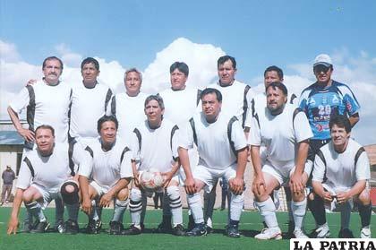 Plantel de fútbol de Oruro Royal, en la categoría Sub-40, compite en el torneo mutual.