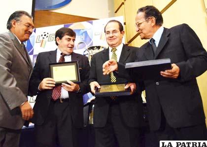 Samuel Blanco, Sergio Asbún y Florencio España, recibieron reconocimientos de la Liga como ex presidentes de Real Potosí, The Strongest y San José
