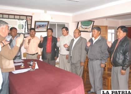 El presidente de la AFO, Juan Medina, toma el juramento deportivo al nuevo directorio del club Sabaya