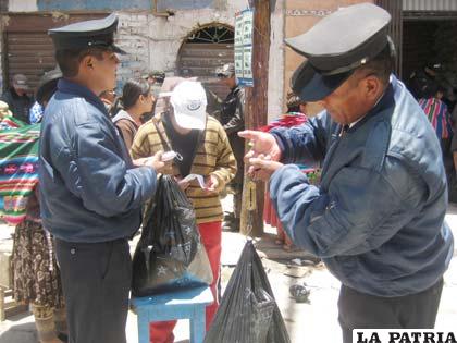 Gendarmes ediles hacen el control del peso justo en Emapa